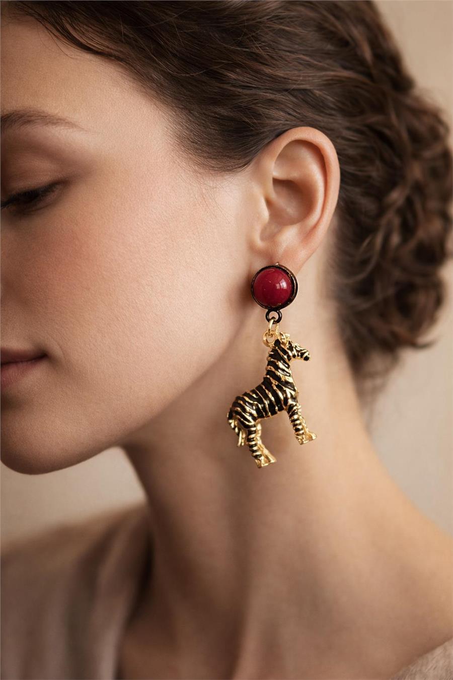 Lily Bordo Taş Detaylı Zebra Küpe